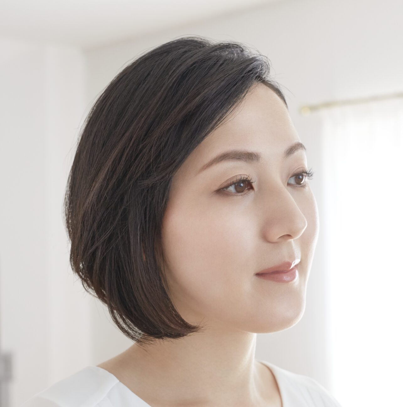 洗顔後の頬や口元のつっぱりが気になり始めた50代女性